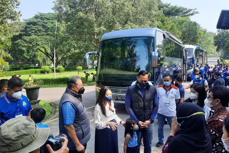 Rombongan SBY dan tim bola voli Bogor LavAni saat tiba di pintu VVIP Candi Borobudur, Magelang Jawa Tengah, Rabu (30/3/2022).