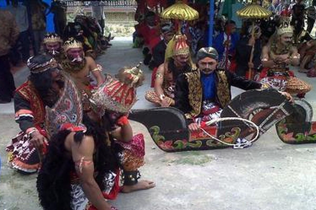 Puluhan warga menggelar tradisi Sungkem Tlompak di Dusun Gejayan, Desa Banyusidi, Kecamatan Pakis, Kabupaten Magelang, Kamis (23/8/2012)