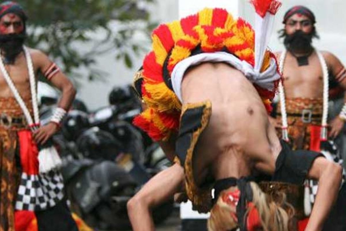 Kesenian tradisional Reog Ponorogo asal Jawa Timur memeriahkan acara Festival Soekarno di Museum Perumusan Naskah Proklamasi, Jakarta, Selasa (1/6/2010).