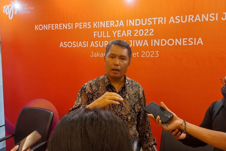 Ketua Dewan Pengurus AAJI Budi Tampubolon dalam konferensi kinerja industri asuransi tahun 2022, Selasa (7/3/2023).