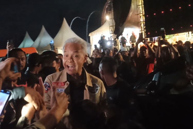 Calon presiden nomor urut 3, Ganjar Pranowo, saat menyapa para pendukungnya yang hadir dalam acara pesta rakyat di Lapangan Niti Mandala Renon, Denpasar, Bali, Sabtu (20/1/2024). Kompas.com/ Yohanes Valdi Seriang Ginta