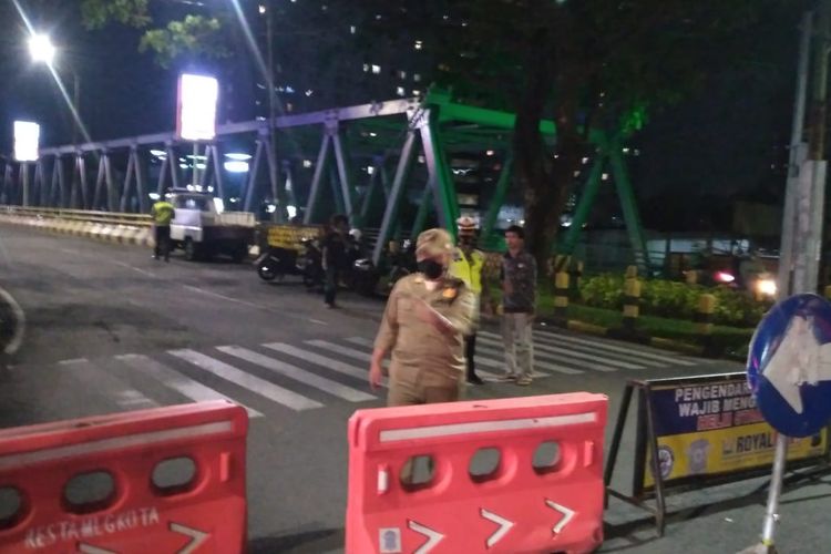 Satlantas Polresta Malang Kota melakukan penutupan jalan di Jalan Soekarno Hatta pada Rabu (26/1/2022) malam. 