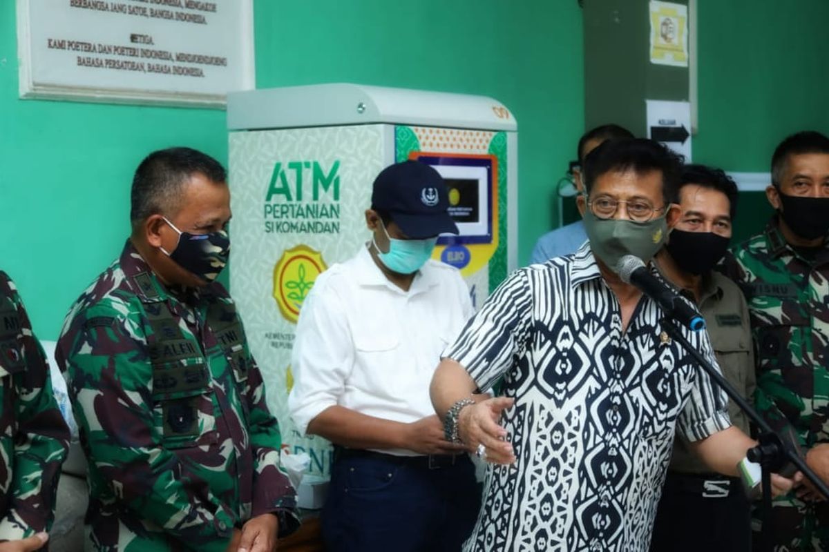 Menteri Pertanian (Mentan) Syahrul Yasin Limpo (SYL) saat mengunjungi Markas Komando Distrik Militer (Makodim) Depok 0508 untuk melihat langsung program bantuan beras melalui ATM Pertanian Si Komandan, Minggu (26/4/2020).