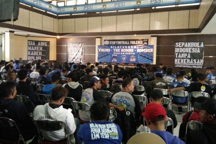 Ratusan bobotoh saat menggelar pertemuan yang membahas rencana islah dengan Jakmania di Gedung Asprov PSSI Jabar, Jalan Lodaya, Kamis (3/8/2017)