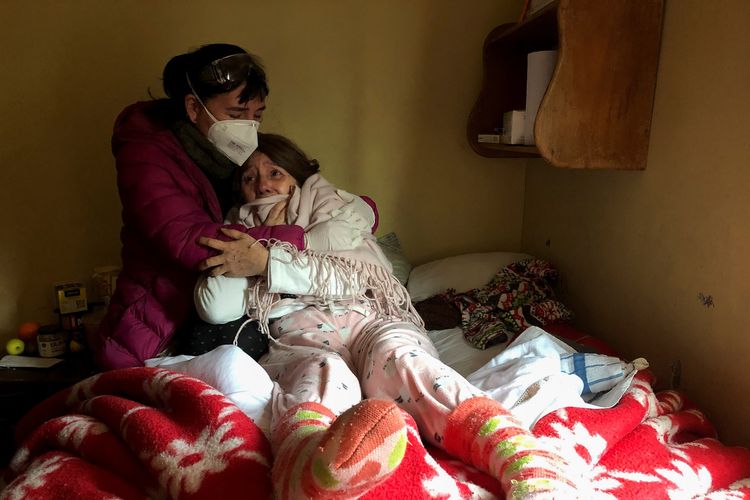 Seorang perempuan, yang terinfeksi virus corona, bereaksi ketika dia mendengar sang ayah, Jose (92), yang meninggal karena komplikasi berkaitan dengan Covid-19 di Santiago, Chile, pada 1 Juli 2020.