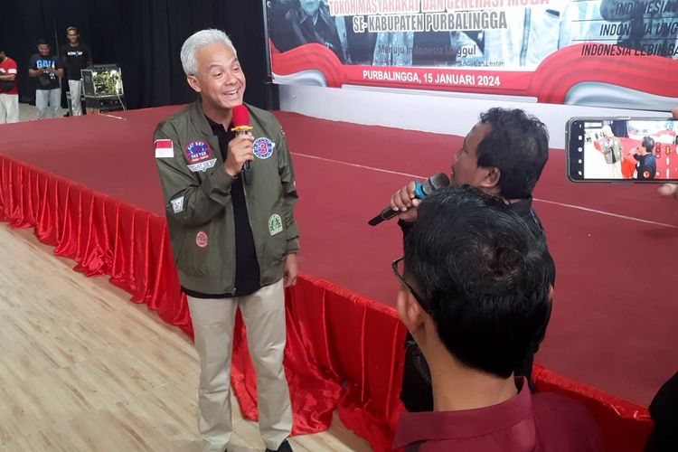 Calon Presiden nomor urut 3, Ganjar Pranowo melaksanakan diperingatkan Anggota Bawaslu saat safari politik ke Kabupaten Purbalingga, Jawa Tengah, Senin (15/1/2024).