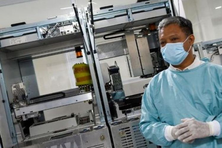 Seorang dokter menunjukkan alat tes swab virus Corona berupa Polymerase Chain Reaction diagnostic kit (PCR) di Laboratorium Rumah Sakit Pertamina Jaya, Cempaka Putih, Jakarta, (06/04).