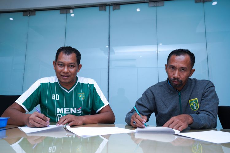Coach Uston Nawawi (kanan) resmi menjabat Pelatih Persebaya U-19 setelah melakukan penandatanganan kontrak.