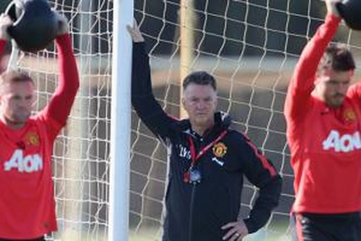 Louis van Gaal mengamati Wayne Rooney dan Michael Carrick latihan. 