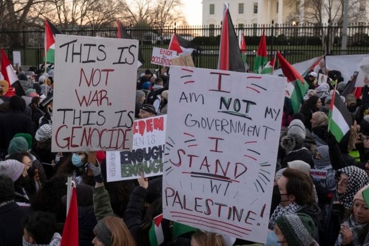 Ribuan demonstran pro-Palestina melakukan unjuk rasa di depan Gedung Putih selama aksi Pawai Washington untuk Gaza di Washington DC, Sabtu 13 Januari 2024.