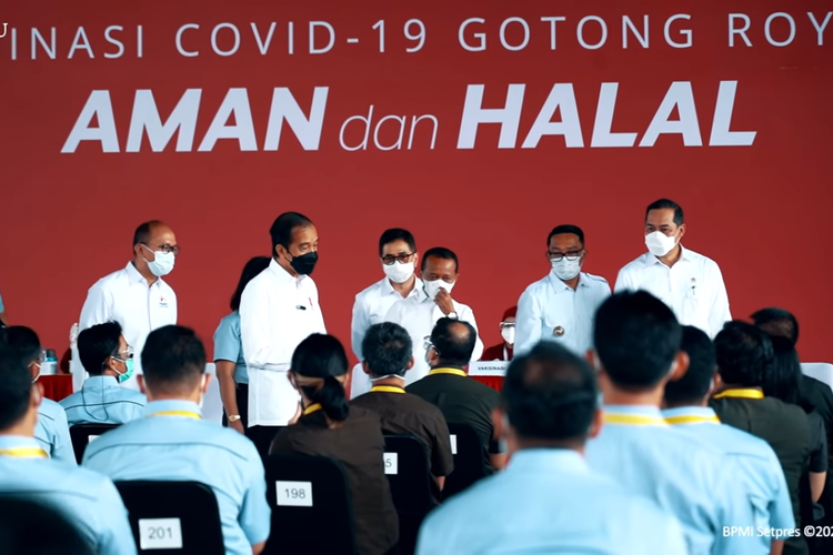 Penyelenggaraan Vaksinasi Covid-19 Gotong Royong perdana di pabrik PT Unilever Indonesia, ditinjau langsung oleh Presiden Republik Indonesia (RI) Joko Widodo (Jokowi), Selasa (18/5/2021).