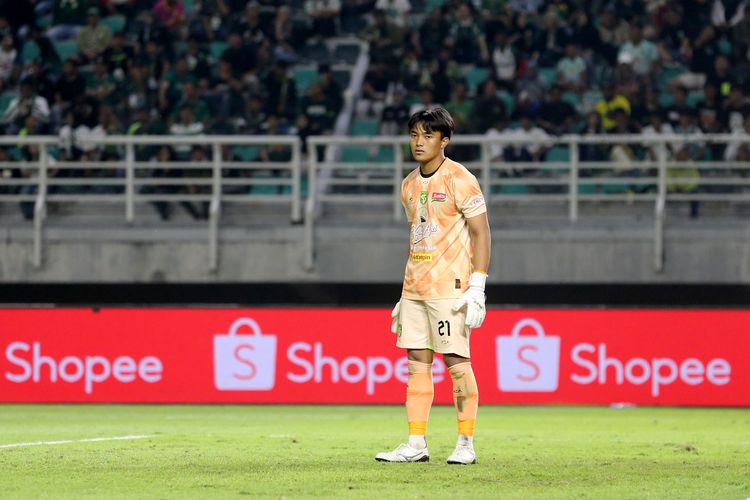 Penjaga gawang Persebaya Surabaya di Seper League 2025-2026, Ernando Ari Sutaryadi.