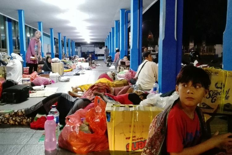 Ratusan pemudik terpaksa menginap di Pelabuhan Tanjungwangi, Jumat dini hari (23/6/2017) karena tidak mendapatkan tiket kapal mudik ke Sapeken.