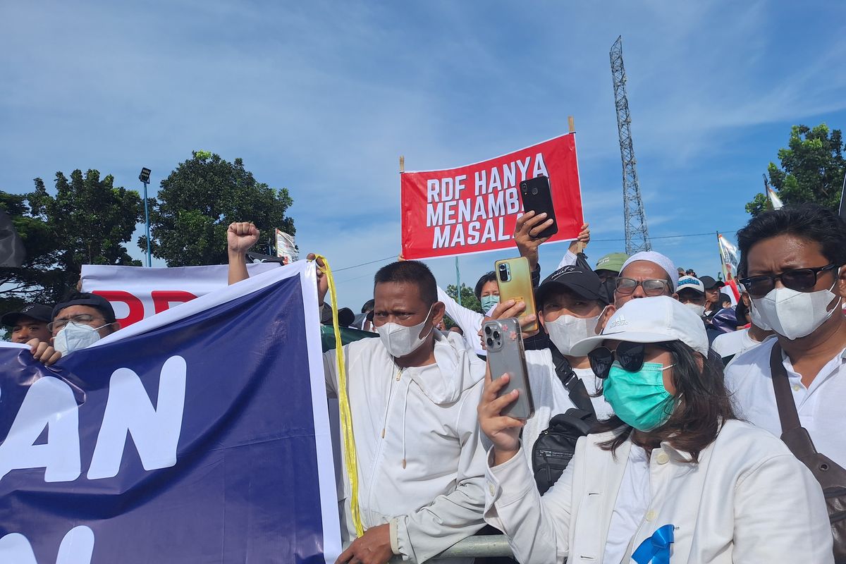 Ratusan warga demo minta RDF Rorotan, Jakarta Utara, ditutup.