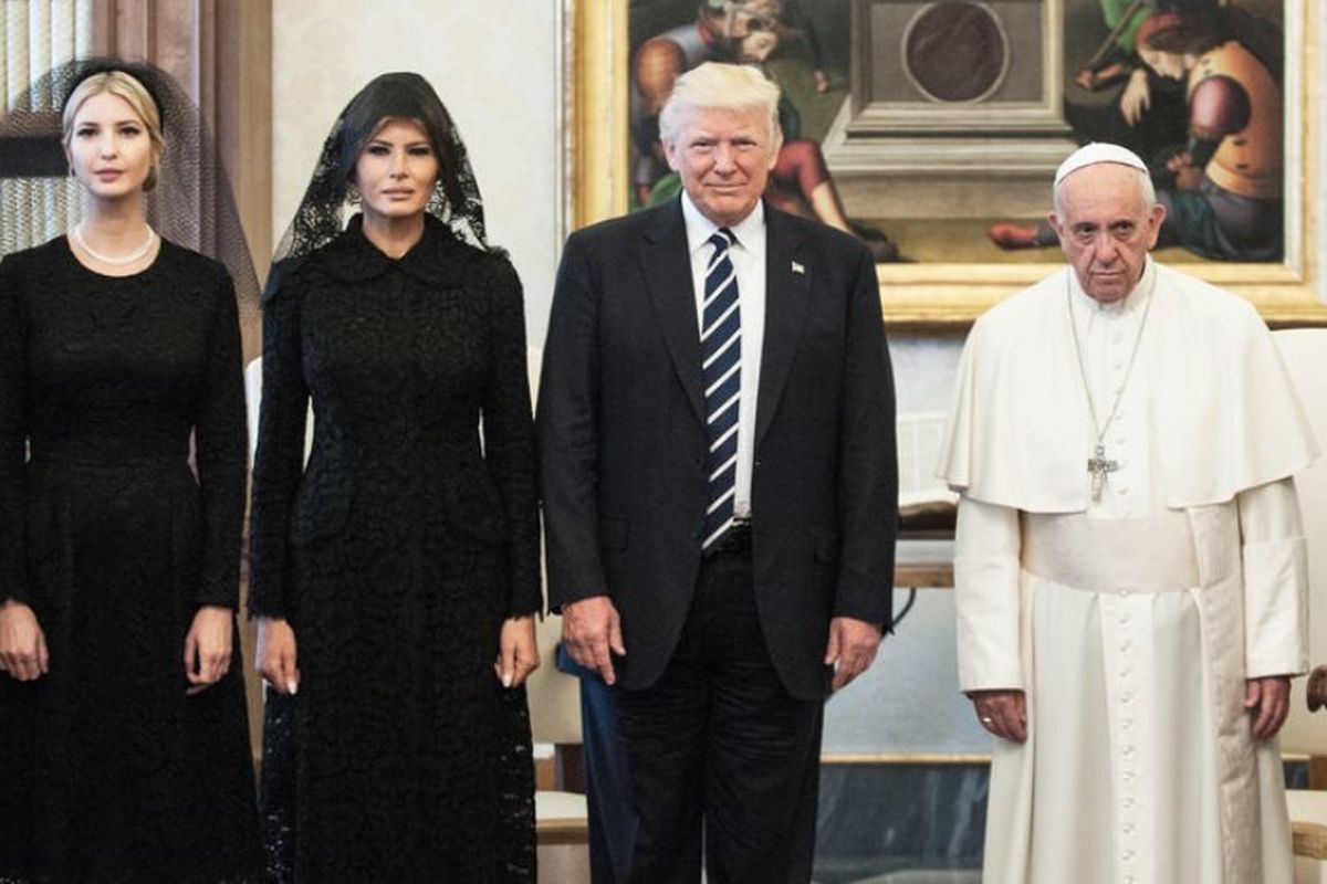 Paus Fransiskus menerima kunjungan keluarga Donald Trump di Vatican (24/5/2017).