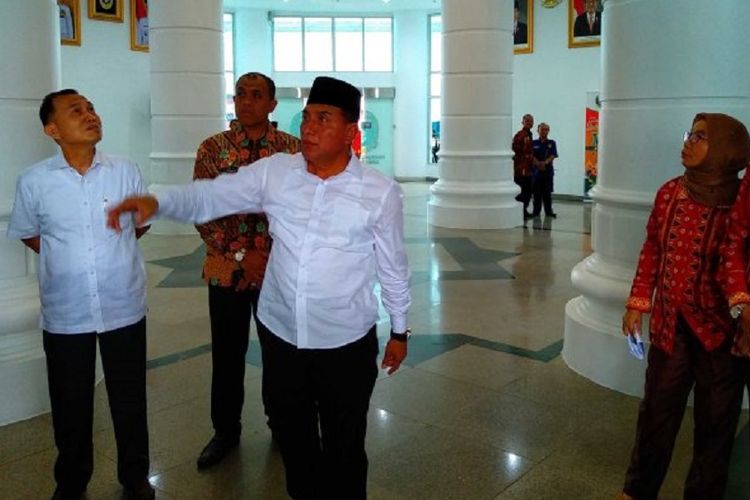 Gubernur Sumatera Utara Edy Rahmayadi, lakukan sidak di beberapa ruangan Kantor Gubernur, Jalan Pangeran Diponegoro, Kota Medan, Sumatera Utara, Kamis (11/10/2018).