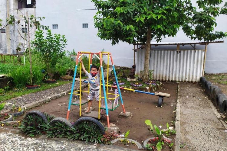 Taman bermain di RW VIII Kelurahan Kemirirejo, Kecamatan Magelang Tengah, Kota Magelang. Taman ini menjadi arena favorit anak-anak disela kegiatan belajar jarak jauh.