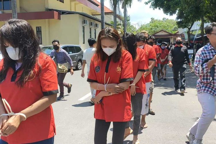 Komplotan pencuri asal Jakarta saat jumpa pers di Poldasu NTB, para pelaku melakukan aksinya saat perhelatan Word Superbike di Sirkuit Mandalika