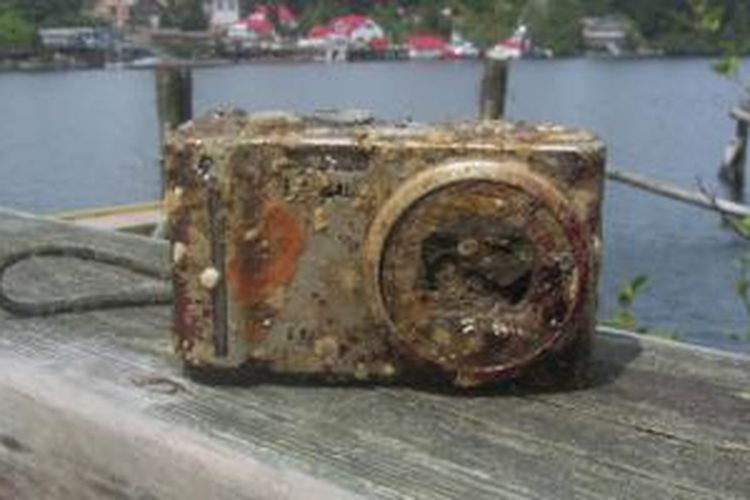 Penampilan kamera milik Paul Burgoyne setelah tenggelam di laut selama 2 tahun