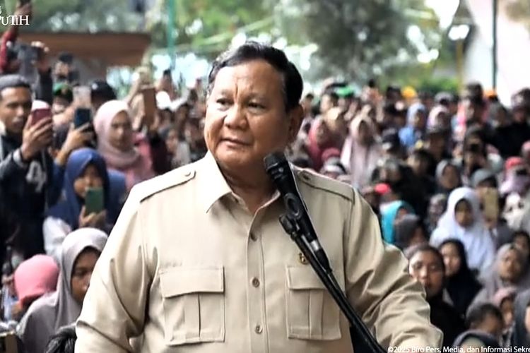 Presiden Prabowo Subianto menyampaikan sambutan saat mengunjungi posko pengungsian di SMP 2 Wih Pesam, Kabupaten Bener Meriah, Aceh, Jumat (12/12/2025). 