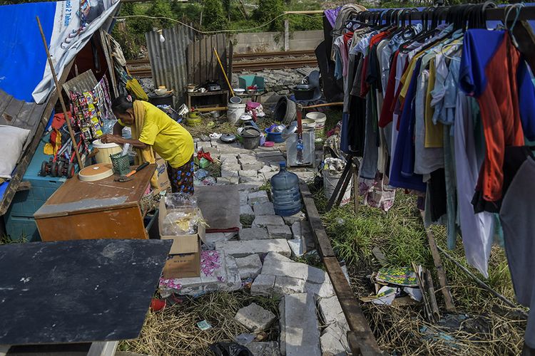 Warga terdampak penggusuran berjualan di sekitar tenda sementara di Kampung Muka, Ancol, Jakarta, Sabtu (18/7/2020). Sebanyak 36 kepala keluarga terdampak penggusuran terpaksa membangun tenda sementara di kawasan bantaran rel hingga menunggu waktu relokasi ke rumah susun yang disediakan pemerintah setempat.