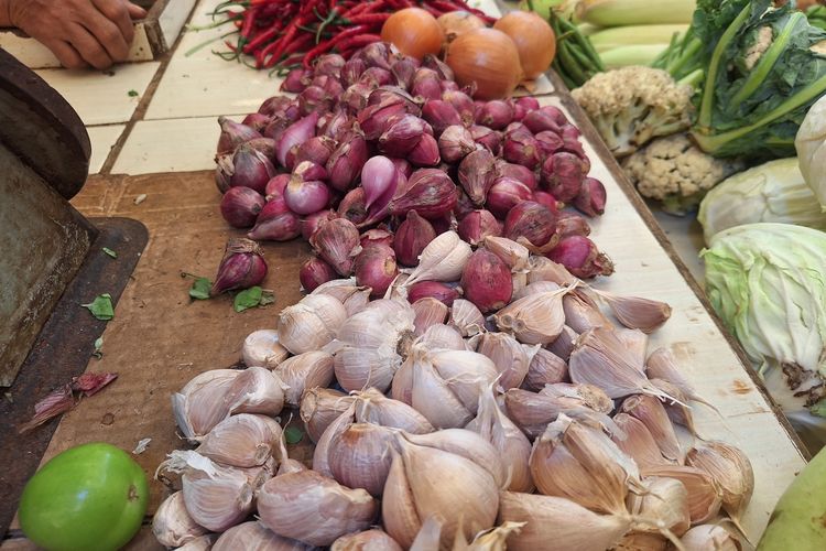 Harga bawang putih, dan bawang merah di Pasar Koja Baru, ikut naik jelang Ramadhan. Rabu (6/3/2024)