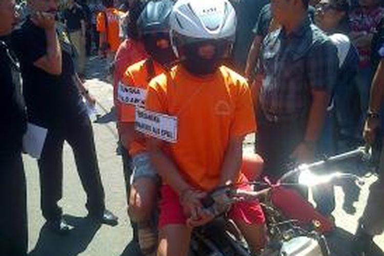Rekonstruksi kasus pembunuhan Franciesca Yofie di kawasan Cipedes, Bandung, Jawa Barat, Kamis (22/8/2013) siang. | 