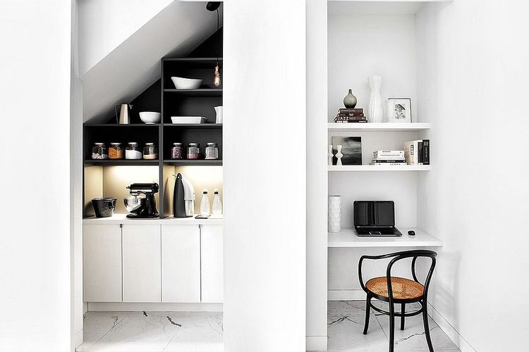 Ruang kerja mungil memanfaatkan kelebihan ruang di bawah tangga, karya Palmerston Design Consultants.

