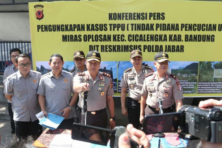 Kapolda Jabar Irjen Pol Agung Budi Maryoto tengah memaparkan penyitaan aset milik SS, bos miras oplosan yang telah mengakibatkan puluhan orang meninggal di Kabupaten Bandung, Kamis (4/7/2018). 