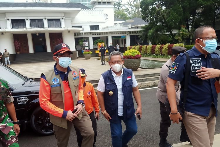 Kepala Badan Nasional Penanggulangan Bencana (BNPB) sekaligus Ketua Satgas Penanganan Covid-19 Nasional, Mayjen TNI Suharyanto, menjadi pemimpin apel pembagian masker kepada masyarakat di Balai Kota Bandung, Jalan Wastukencana, Kota Bandung, Sabtu (19/2/2022).