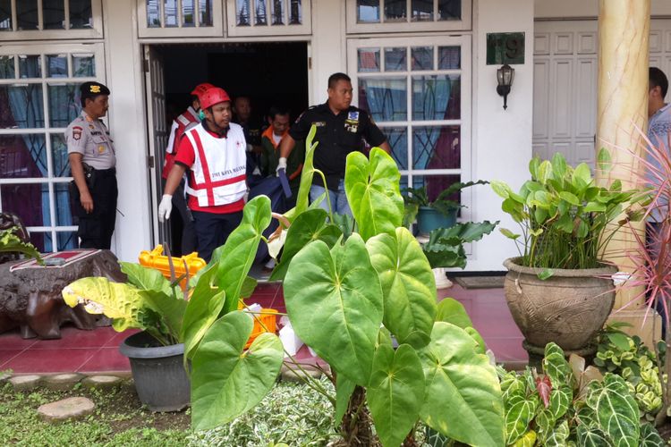 Sejumlah petugas saat mengevakuasi mayat Kombes Pol (Purn) Agus Samad (71) yang ditemukan tewas dengan kaki terikat tali rafia di rumahnya di Perum Bukit Dieng, Kota Malang, Sabtu (24/2/2018)