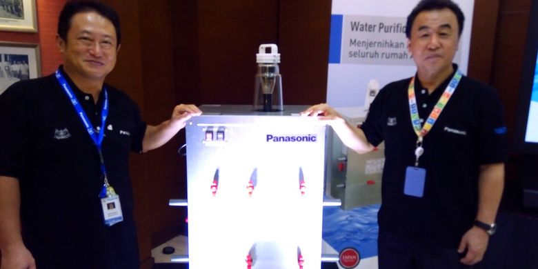 President Director PT Panasonic Gobel Life Solutions Manufacturing Indonesia Shu Ichi Kuroi (kiri dari arah pembaca) dan Presiden Director PT Panasonic Gobel Indonesia Seigo Saifu memperkenalkan produk sistem pemurni air (WPS) pada Kamis (6/2/2020) di Jakarta.