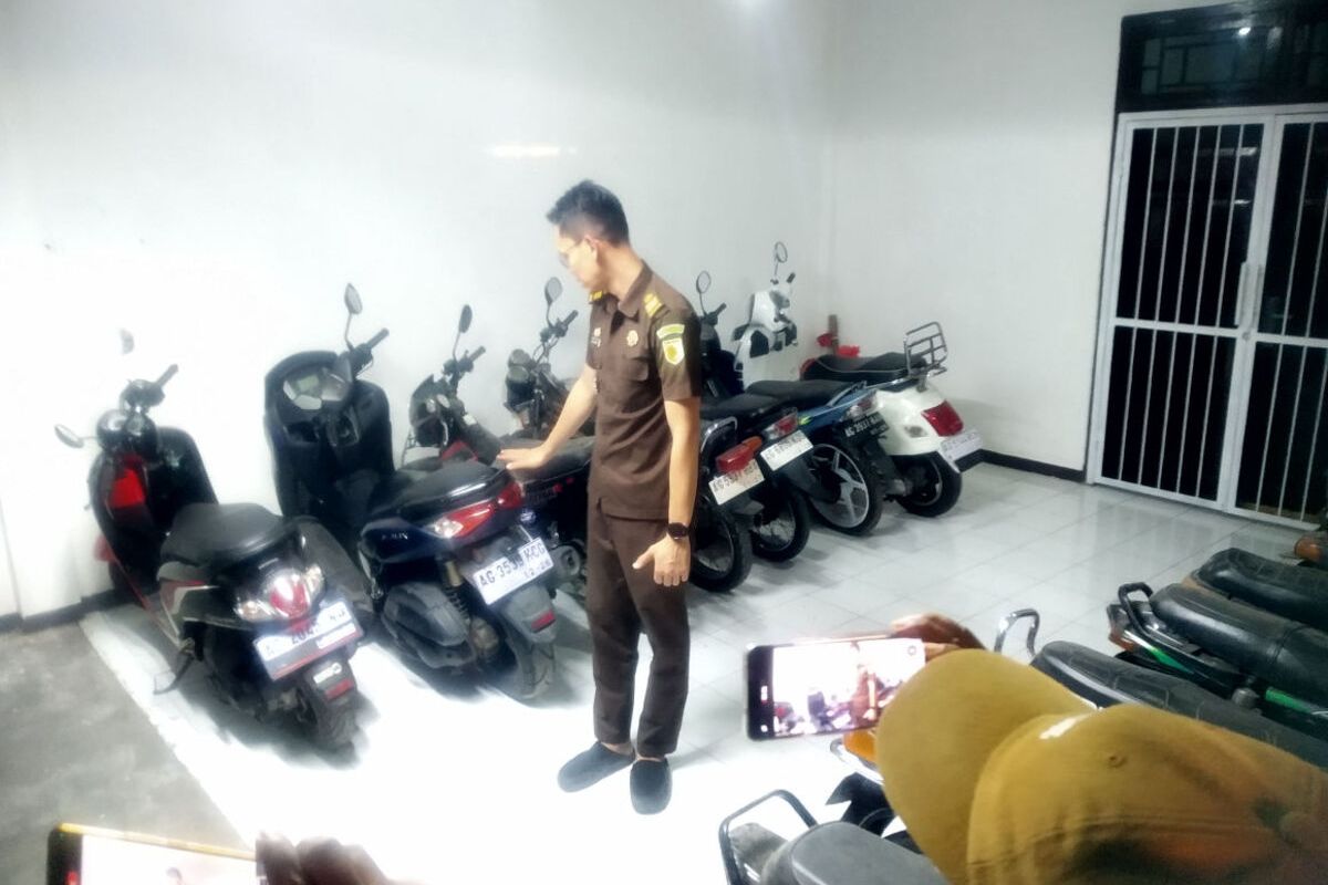 Petugas Kejari Kabupaten Blitar menunjukkan sebagian dari puluhan unit sepeda motor yang disita dalam penanganan kasus dugaan korupsi pembangunan dam Sungai Kalibentak, Rabu (23/4/2025) sore.