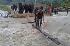 Prajurit TNI Selamatkan Sepasang Lansia yang Terkepung Banjir di Jayapura