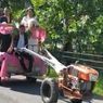 Tak Perlu Kendaraan Mewah, Naik Traktor Pun Pasangan Pengantin Ini Sudah Bahagia