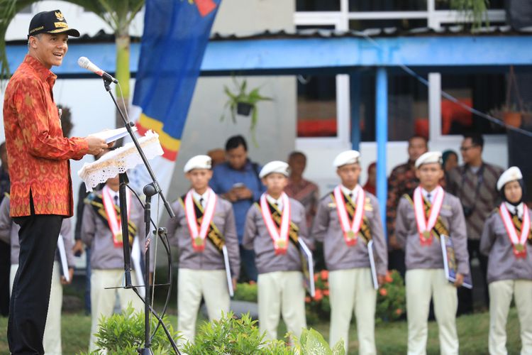Gubernur Jawa Tengah Ganjar Pranowo saat menjadi inspektur upacara di SMK Jawa Tengah, Semarang.