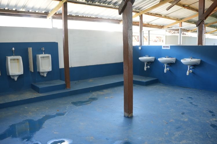 Kondisi toilet rest area IKN, Kalimantan Timur, pada Kamis (8/2/2024). Terdapat 5 urinoir dan 12 kamar kecil namun yang dapat digunakan hanya beberapa dengan air berwarna kecoklatan.