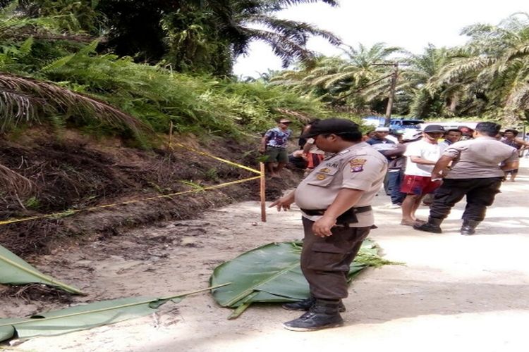 Polisi menunjukkan lokasi ditemukannya buruh yang tewas tersengat listrik