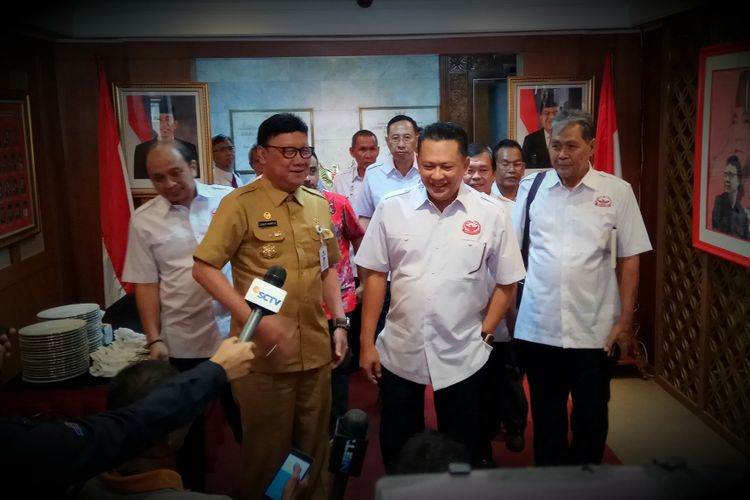 Menteri Dalam Negeri Tjahjo Kumolo bersama Ketua Komisi III DPR, Bambang Soesatyo usai pertemuan di Kementerian Dalam Negeri, Jakarta Pusat, Senin (4/9/2017). 