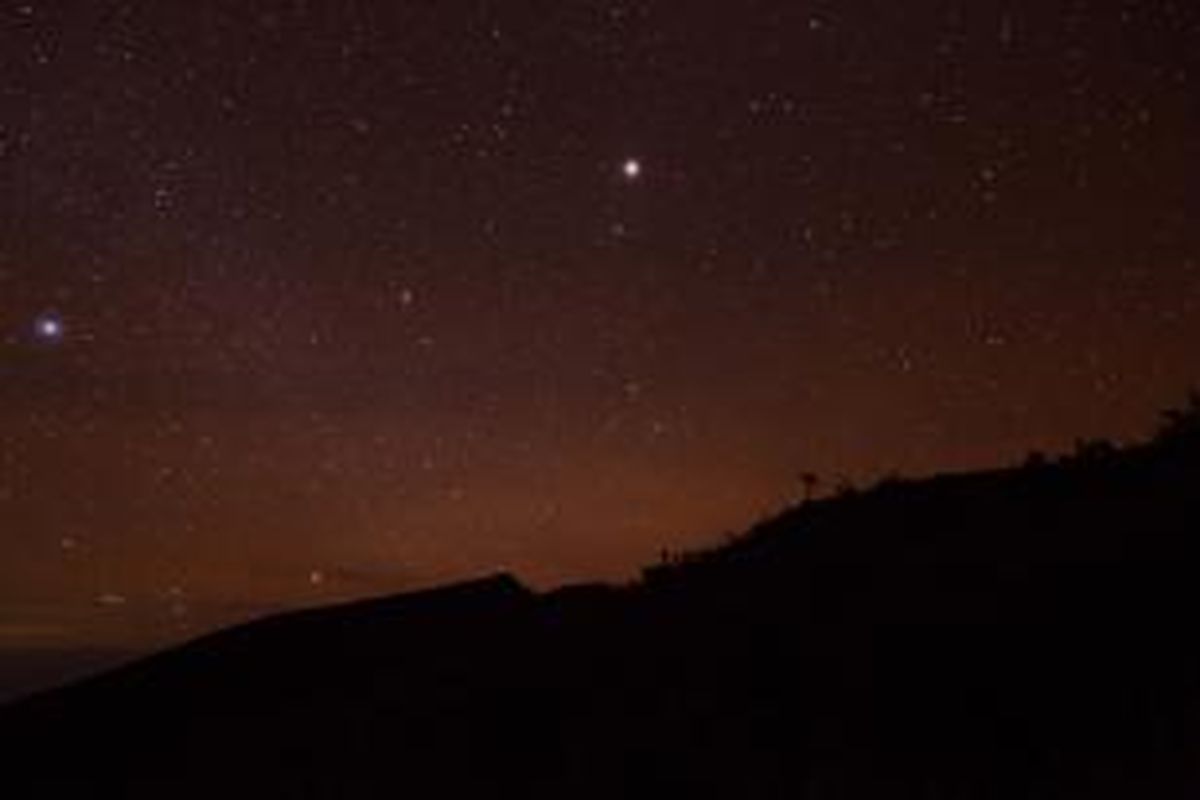 Gugusan bintang terlihat dari puncak Gunung Tambora, Dompu, Nusa Tenggara Barat, Minggu (22/3/2015). Dua abad peringatan letusan Gunung Tambora yang mengguncang dunia diperingati April 2015.