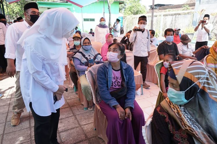 Bupati Banyuwangi Ipuk Fiestiandani saat ngantor di desa.