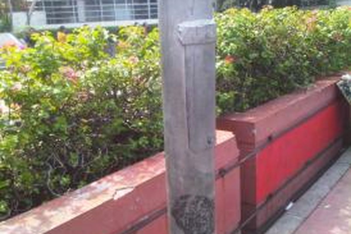 Tutup panel lampu jalan yang berguna untuk pengaman dari jangkauan masyarakat, banyak yang hilang dicuri orang