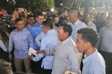 Prabowo Langsung Hormat Saat Tiba di Gedung KPU RI