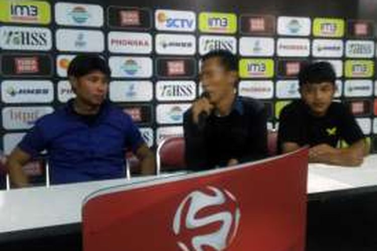 Pelatih Persegres Gresik United Eduard Tjong (kiri) dan Rudi Setiawan (kanan), dalam sesi jumpa pers selepas pertandingan, Minggu (16/10/2016).