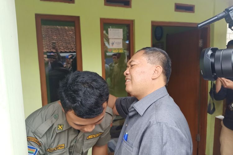 Wali Kota Bandung Oded M Danial menjenguk 8 orang anggota Satpol PP yang mengalami luka-luka dalam kerusuhan yang terjadi saat pengamanan aset berupa lahan di RW 11 Kelurahan Tamansari, Kota Bandung, Senin (16/12/2019).