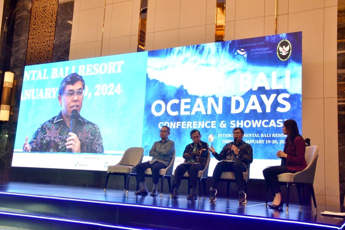 Kepala Badan Penyuluhan dan Pengembangan SDM Kelautan dan Perikanan Kementerian Kelautan dan Perikanan I Nyoman Radiarta (ketiga dari kiri) sebagai pembicara pada konferensi internasional Bali Ocean Days 2024. Ia menyampaikan program-program ekonomi biru sebagai arah pembangunan sektor kelautan dan perikanan dan materi bertema Implementasi Ekonomi Biru dalam Mewujudkan Indonesia sebagai Poros Maritim Dunia. 