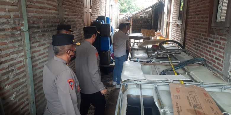 Polres Rembang Polda Jawa Tengah mengamankan ribuan solar bersubsidi di Desa Balongmulyo, Kecamatan Kragan, Kabupaten Rembang, pada Minggu (28/8/2022)