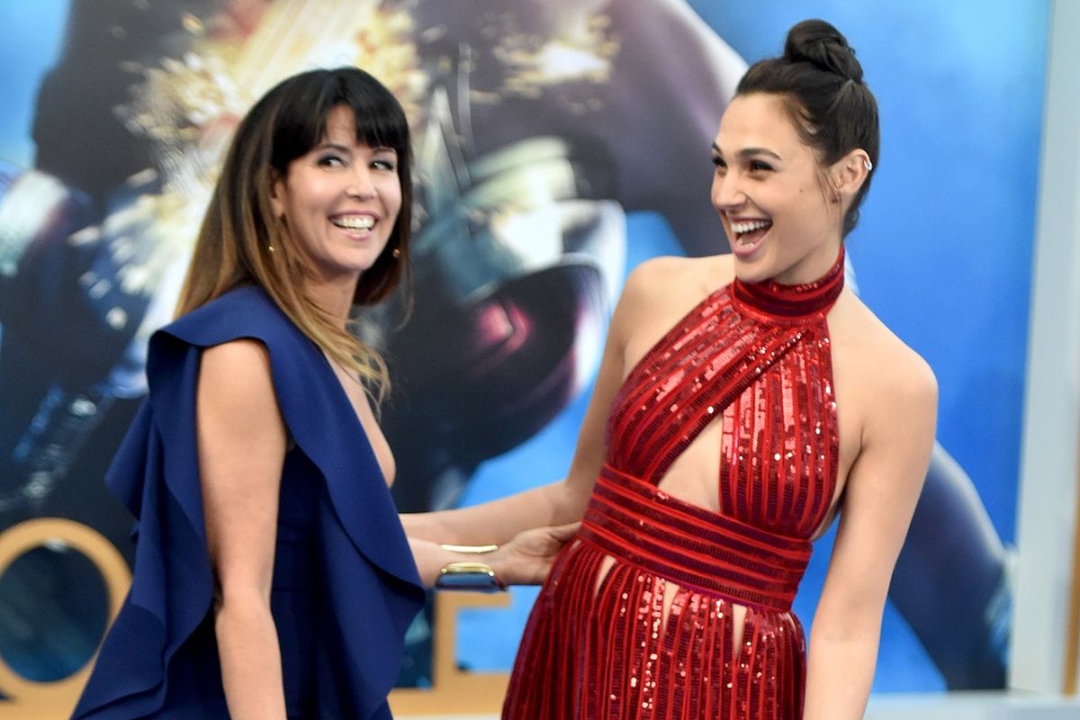 Sutradara Patty Jenkins (kiri) dan aktris Gal Gadot menghadiri pemutaran perdana film produksi Warner Bros, Wonder Woman, di Pantages Theatre, Hollywood, California, pada 25 Mei 2017.