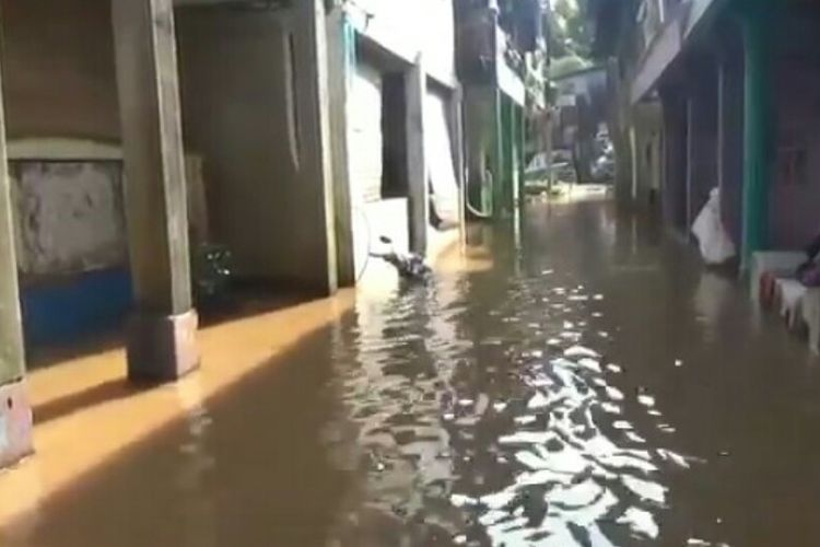 Banjir melanda permukiman warga RW 05 di Blok C Kampung Baru, Pondok Pinang, Kebayoran Lama, Jakarta Selatan, Jumat (17/12/2021) pagi. 