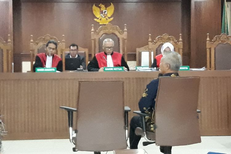 Mantan Direktur Jenderal Perhubungan Laut, Antonius Tonny Budiono menjalani sidang pemeriksaan terdakwa di Pengadilan Tindak Pidana Korupsi Jakarta, Rabu (4/4/2018). 